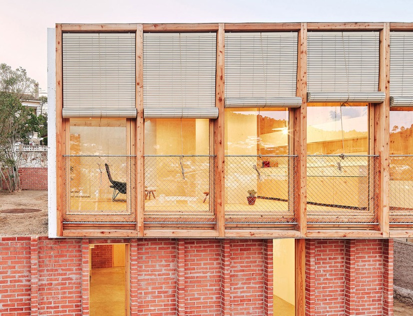 «Casa sobre un zócalo de ladrillo» por Ágora Arquitectura obtiene el premio de los APE Grupo Architecture Awards. Fotografía por José Hevia 