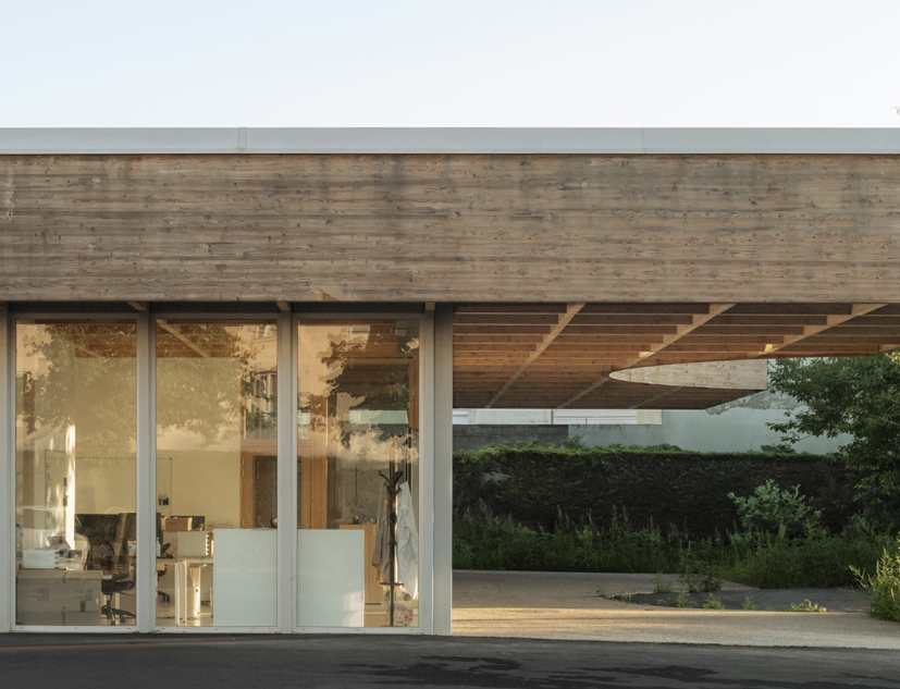 Construction of a central kitchen and a community restaurant in Ermont by Ateliers O-S architectes. Photograph by Cyrille Weiner