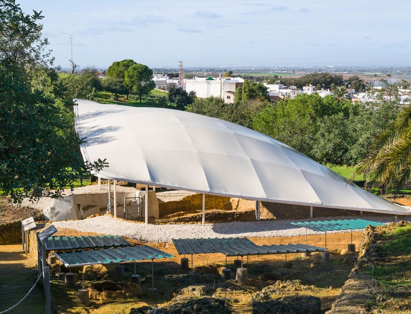 Cover for the Tombs of Postumio and Tres Puertas by Nd_Arquitectos. Photograph by Jesús Granada