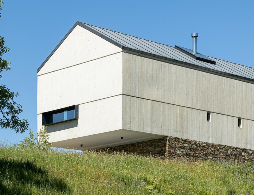 TerraSense, refugio rural por Atelier DRK. Fotografía por Ivo Tavares Studio 