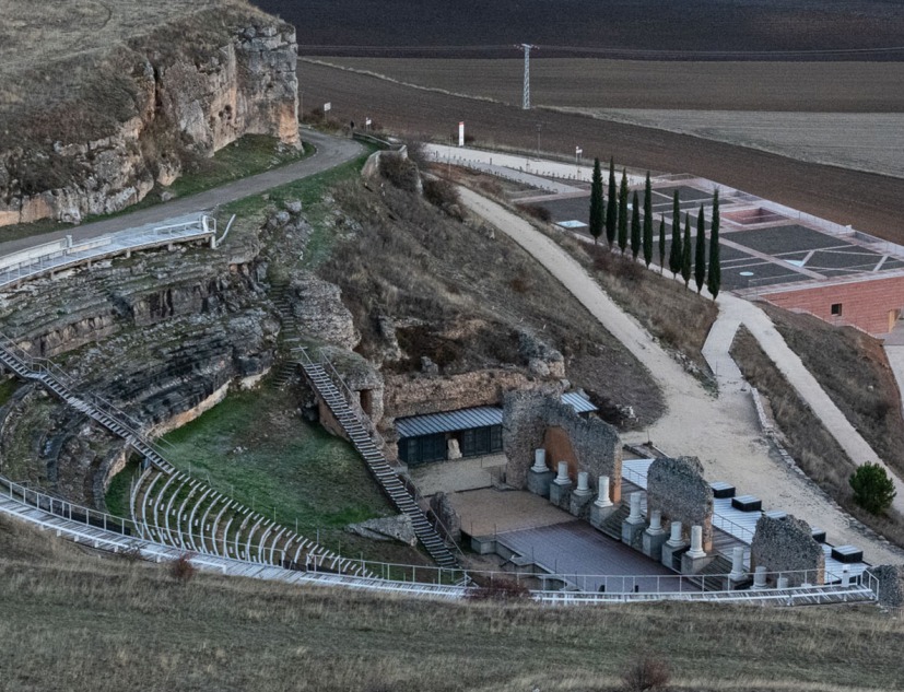 Centro de Recepción de Visitantes de Colonia Clunia Sulpicia por Tejedor Linares Arquitectos. Fotografía por Fernando Alda