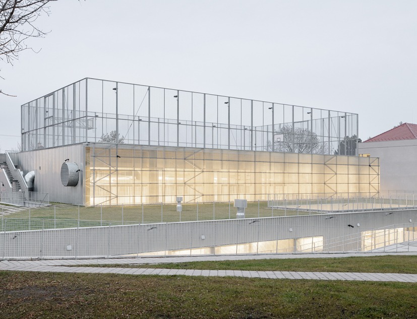 Ampliación de escuela primaria por Bakyta Architekti. Fotografía por Matej Hakár