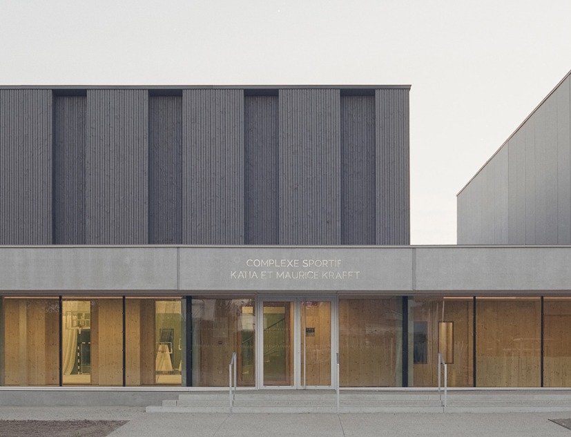 Complejo Deportivo Katia & Maurice Krafft por RHB architectes. Fotografía por Guillaume Porche
