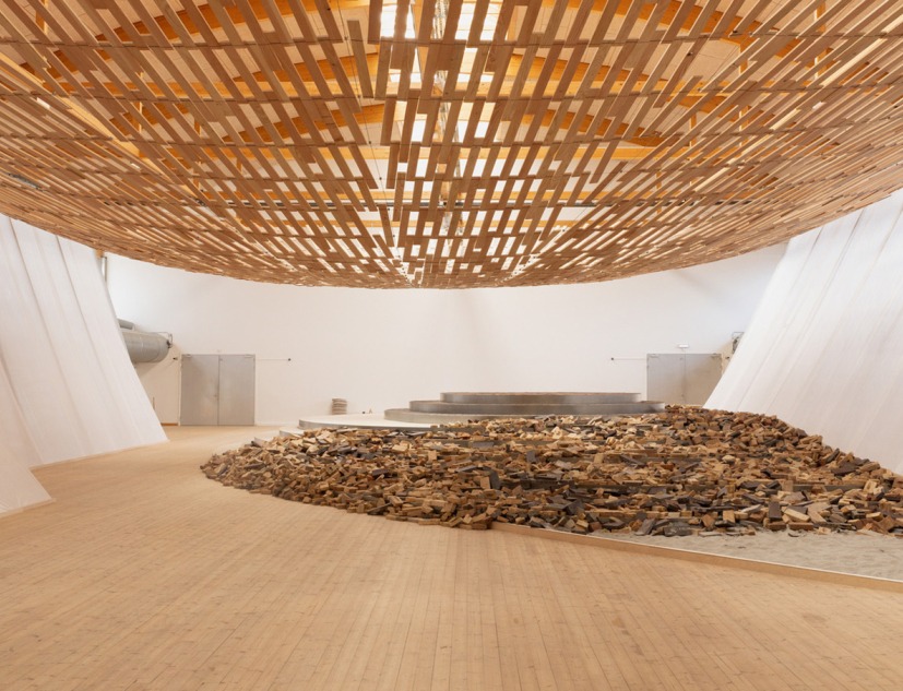 Earth | Tree por Kengo Kuma/KKAA. Vista de la instalación en Copenhagen Contemporary 2026. Fotografía cortesía de Dinesen