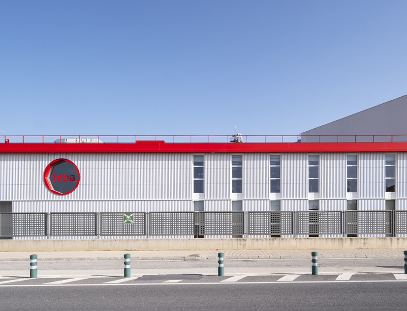 Well-being and operability. HTBA office and services complex by Martín Lejarraga