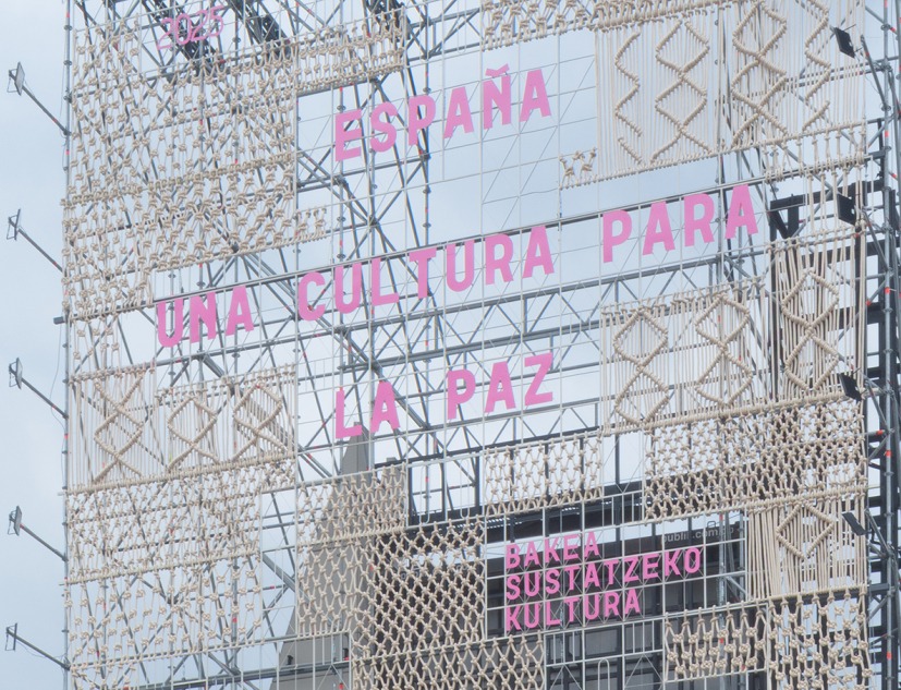 Spanish Pavilion at Filbo by Lluís Alexandre Casanovas Blanco, Paula Chalkho Rozenblum, Enrique Espinosa Pérez and Santiago Pradilla Hosie. Photograph by Javier Agustín Rojas