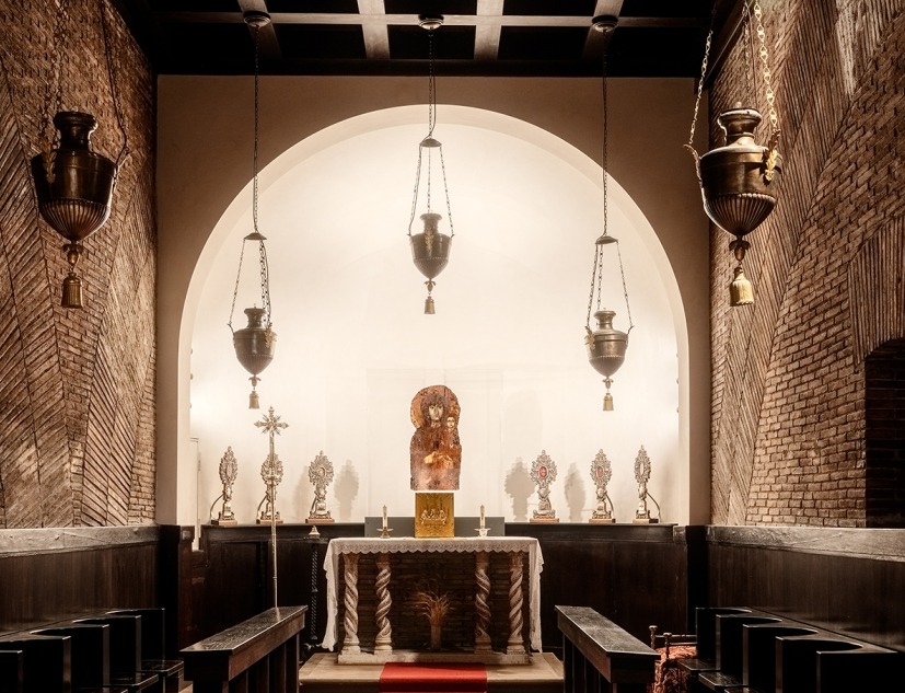 El Coro Bizantino – Capilla del Icono Bizantino de Santa María ad Martyres. Panteón – Micro-arquitecturas para la Arqueología por STARTT. Fotografía por Alessandro Penso