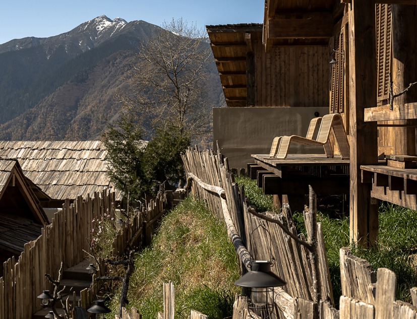 Hotel Songtsm Travel Jiuzhai por Thinking Design. Fotografía por You Pu