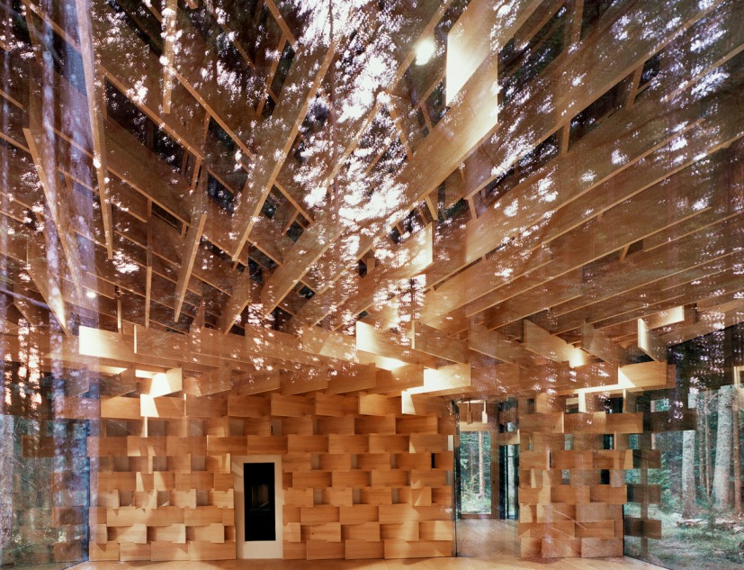 Pila de leña. Kengo Kuma – El flujo de las líneas a través de la mirada de Erieta Attali. Fotografía por Erieta Attali