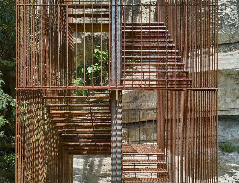 Escalera paisajística en la Vall del Paradís por Comas-Pont arquitectes. Fotografía por Adrià Goula