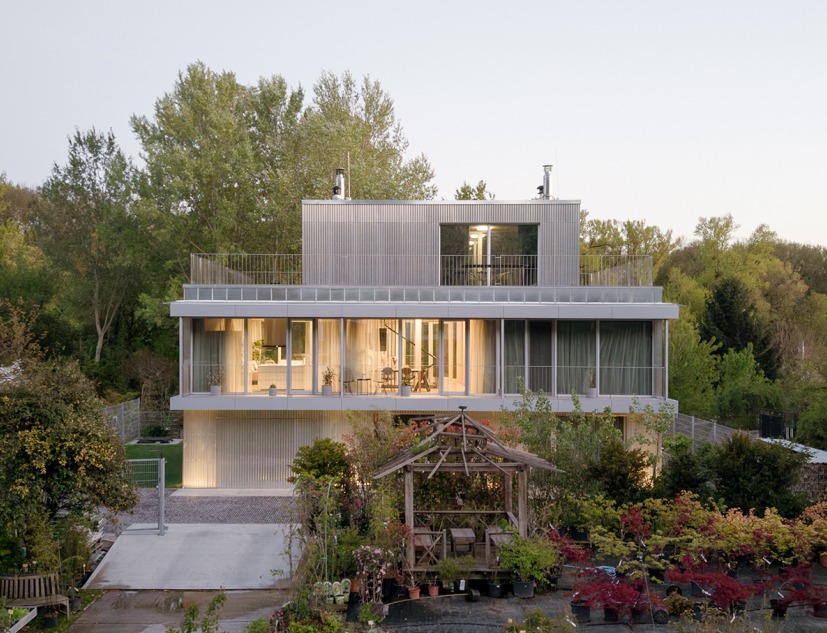Vivienda unifamiliar junto a un ramal del Danubio por Čechvala architects. Fotografía por Alex Shoots Buildings