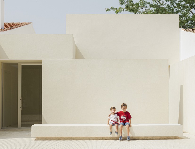School in Aguas Nuevas by Iterare architects. Photograph by David Zarzoso