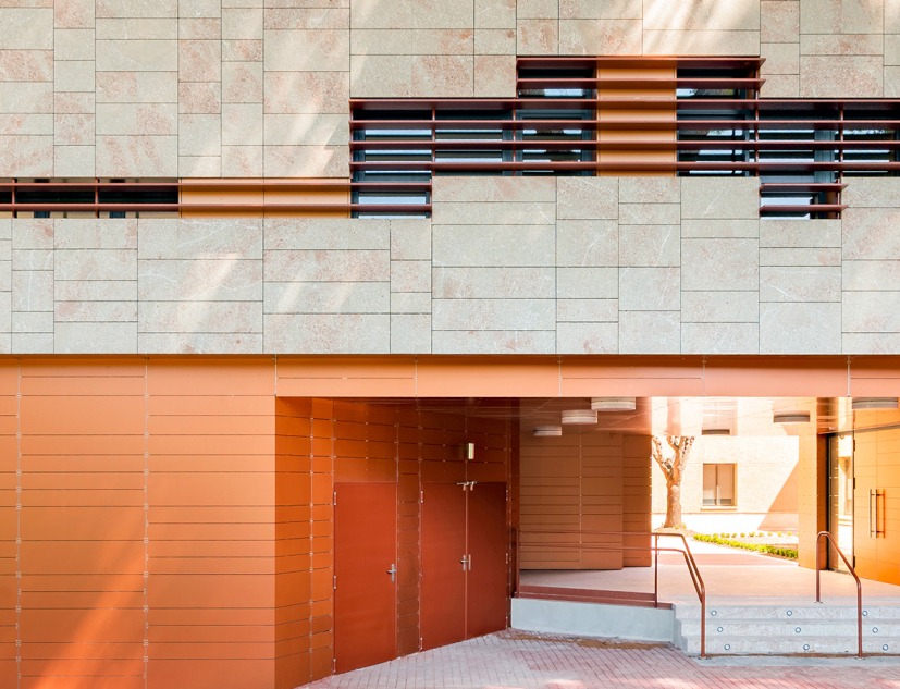 Northwest Regional Hospital Extension by lópez+aroca arquitectura. Photograph by Pedro Noguera
