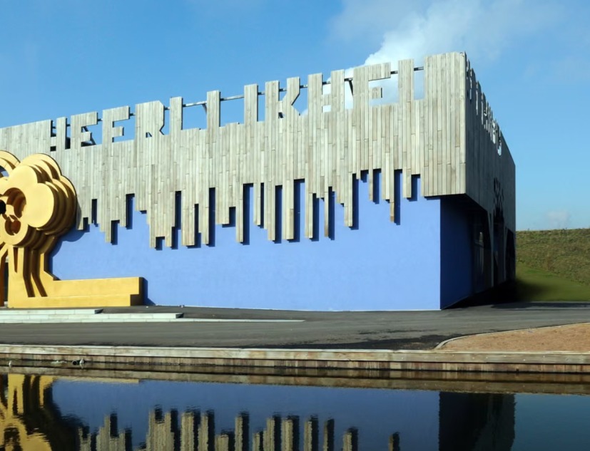 Un capricho prefabricado… El edificio comunitario Villa de FAT en Hoogvliet, Rotterdam. Fotografía de Maarten Laupman. Cortesía de FAT