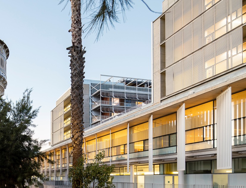 Rehabilitación y ampliación del Hospital del Mar por Brullet-De Luna Arquitectes y PINEARQ. Fotografía de Simón García