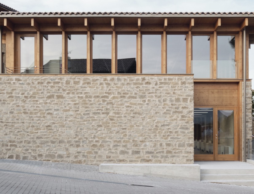 Edificio polivalente por Araiz Floristán Arquitectos. Fotografía por Ondarraitz