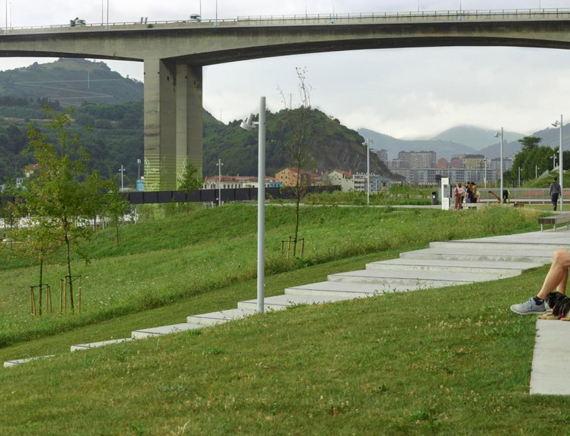 Zamalanda Park on the Nervión Riverside by Burgos & Garrido Arquitectos. Photograph by Roland Halbe 