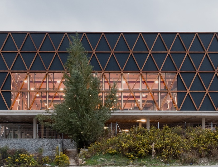 Renovation and expansion of the Ideo School by MH10. Photograph by Manuel Andrade 