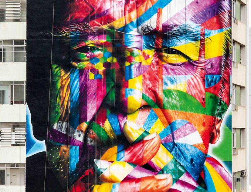 Oscar Niemeyer en andamios en la AV. Paulista. Mural Niemeyer por Eduardo Kobra. Fotografía por  Eduardo Kobra