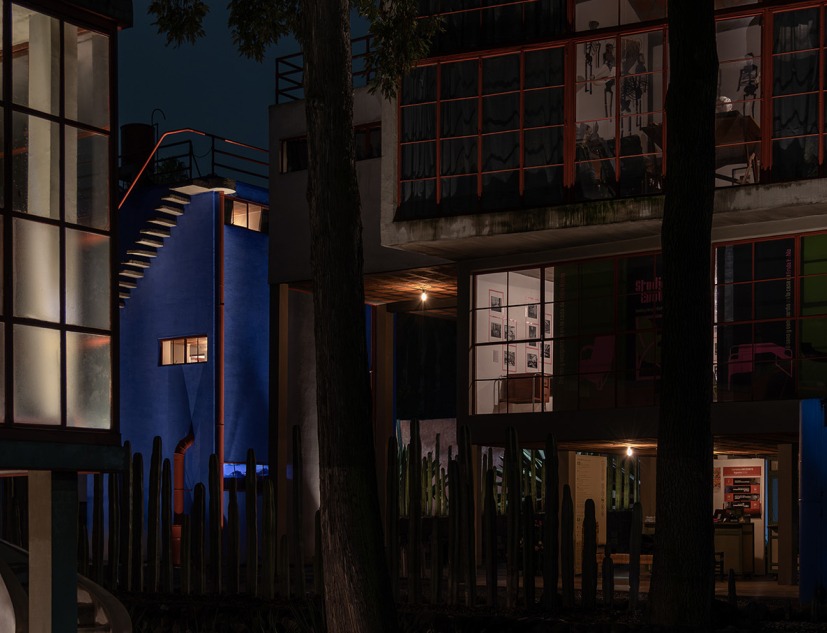 Una visión nocturna del Museo Casa Estudio Diego Rivera y Frida Kahlo. Fotografía por Jacobo Monsalve