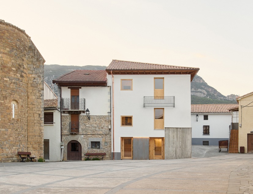 Hotel en Sigüés por Sebastián Arquitectos. Fotografía por Iñaki Bergera   