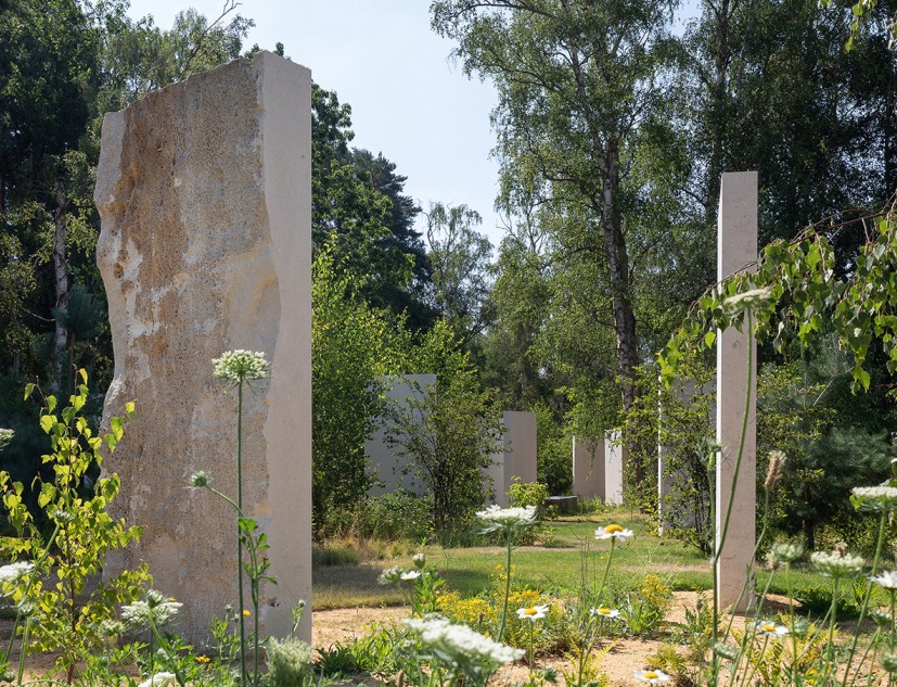 Monumento conmemorativo en el cementerio Brookwood por Studio Wignall & Moore. Fotografía por Agnese Sanvito