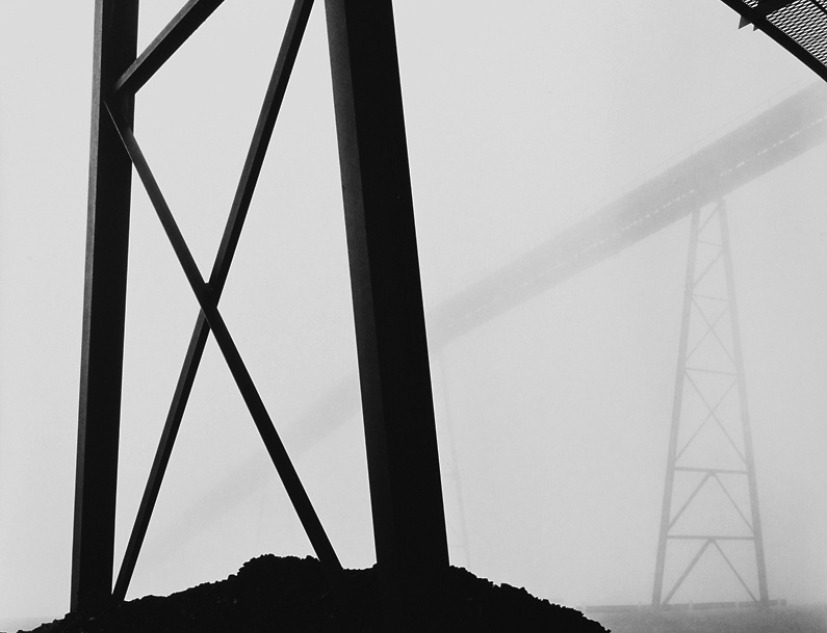 CSR Series, BBC Mine No. 2, Conveyor Towers, 1981. Impresión en gelatina de plata, 33 x 29 in. Cortesía de Rosamund Felsen Gallery. Fotografía © Grant Mudford