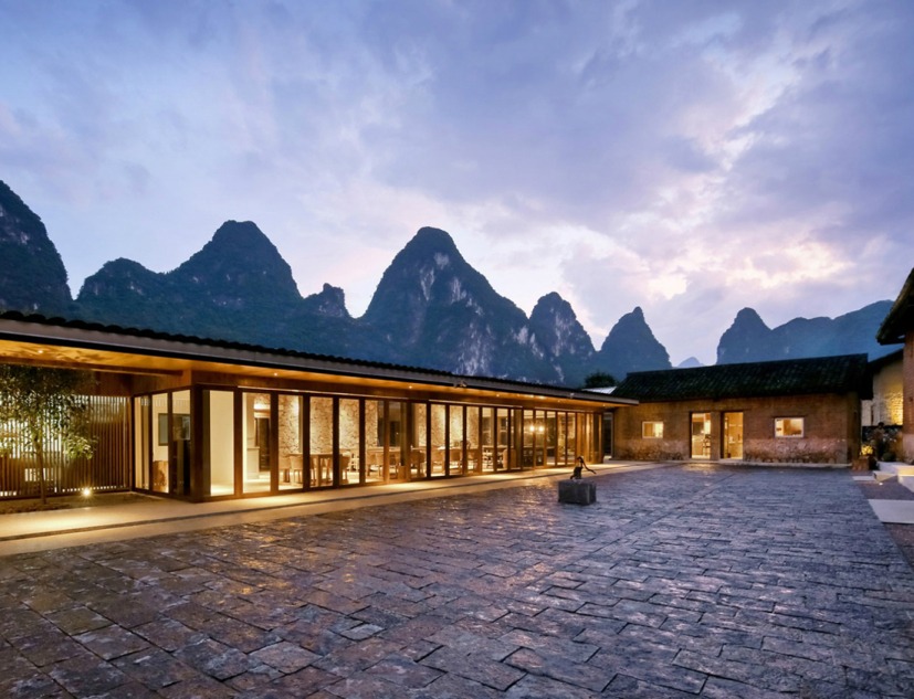 Vista nocturna. Hotel Yun Lu por Atelier Liu Yuyang. Fotografía © Su Shengliang