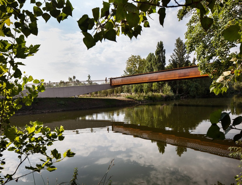 Pasarela peatonal en el Parque de Aranzadi por Peralta Ayesa arquitectos. Fotografía © Pedro Pegenaute
