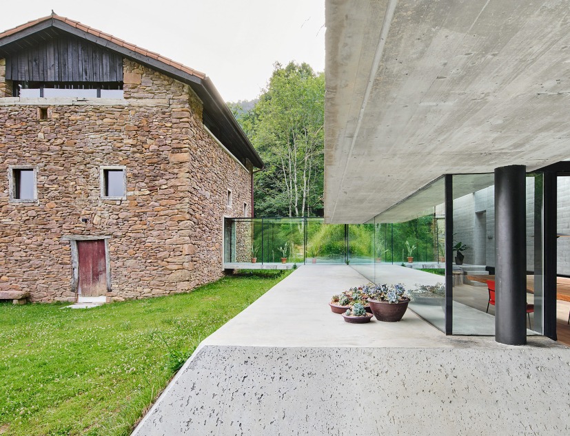 Landaburu Borda Rural House by Jordi Hidalgo Tané. Photograph by José Hevia