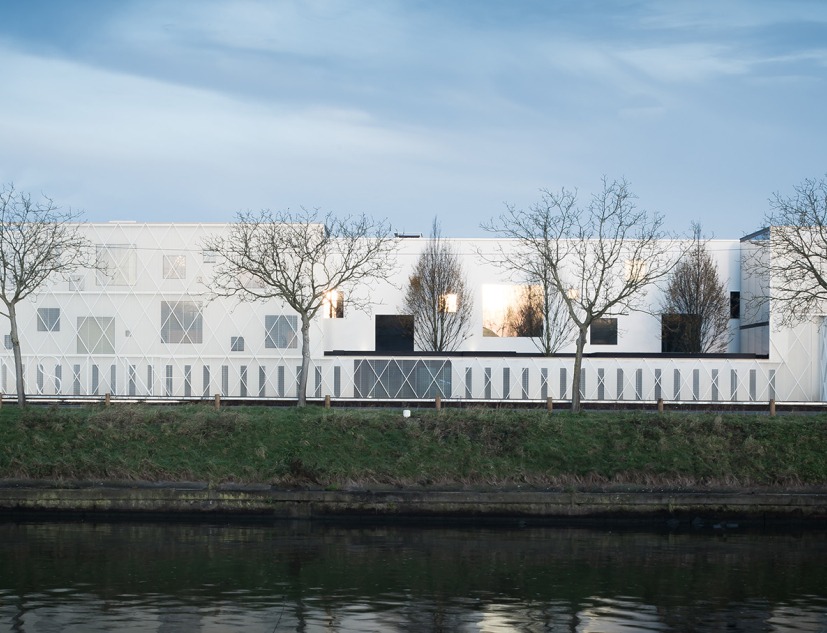 Vista exterior. Office LL por Caan Architecten. Fotografía © Thomas De Bruyne – Cafeine