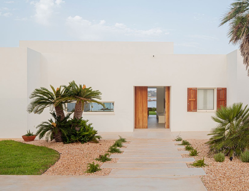 Casa E+E by Gabriel Montañés Arquitecto. Photograph by Adrià Goula