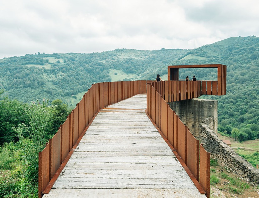 Pasarela-mirador sobre las minas de Rioseco por Zon-e Arquitectos. Fotografía © Miguel de Guzmán/Imagen Subliminal.