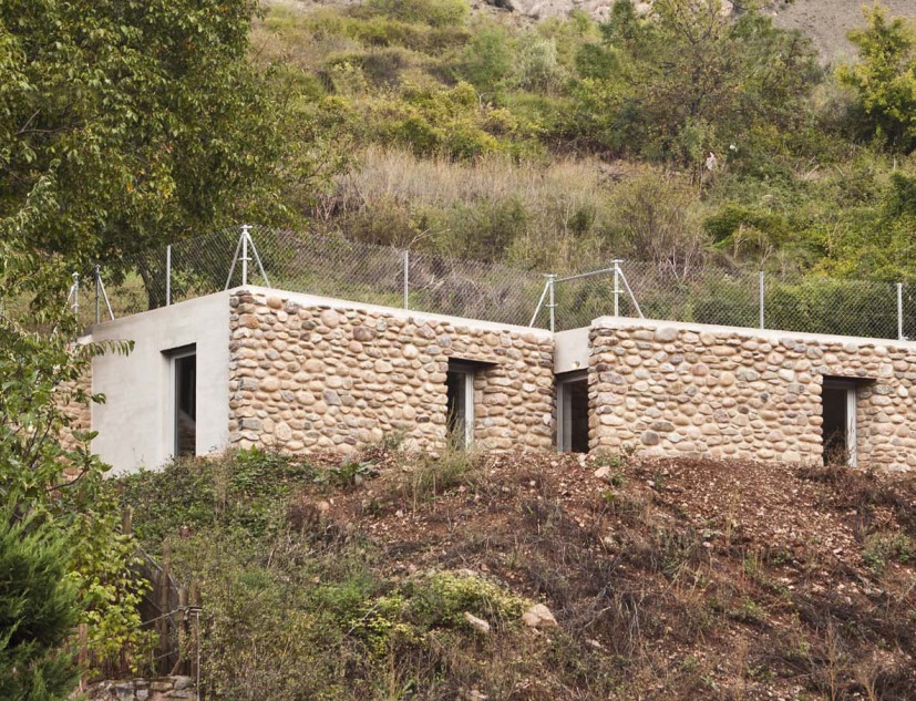 Refuge between walls by Alegría Zorrilla and Claudia Olalla.Photograph by Ojo Vivo foto.