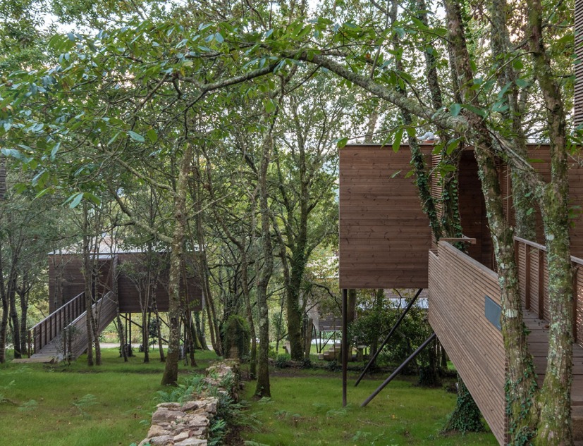 Albeida Tourist Complex by Alfonso Salgado Suárez, Francisco Liñares Túñez. Photograph by Hector Santos Díez