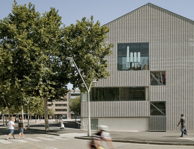 Biblioteca El Molí por Antonio Montes Gil. Fotografía por Jordi Surroca