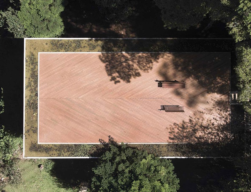 Library house in the vinhedo forest by  Atelier Branco. Photograph by Jaqueline Lessa