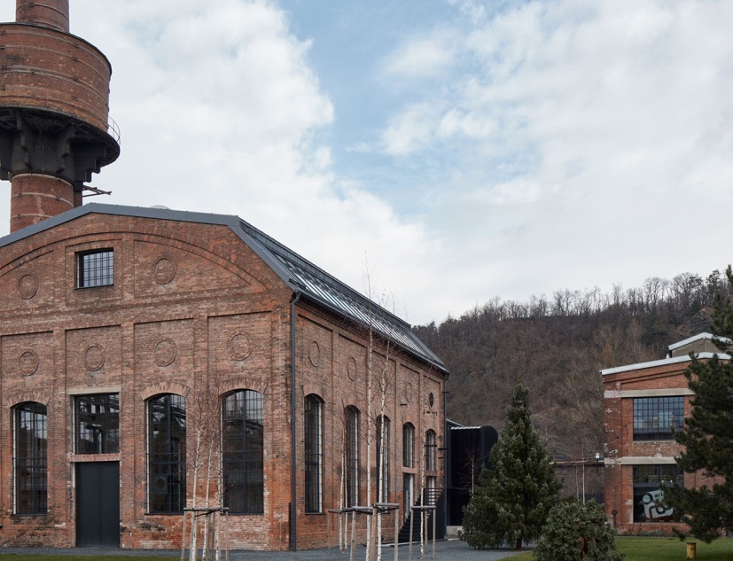 Vista exterior. Reconversión de la Boiler House por Atelier Hoffman. Fotografía © Jakub Skokan and Martin Tůma / BoysPlayNice