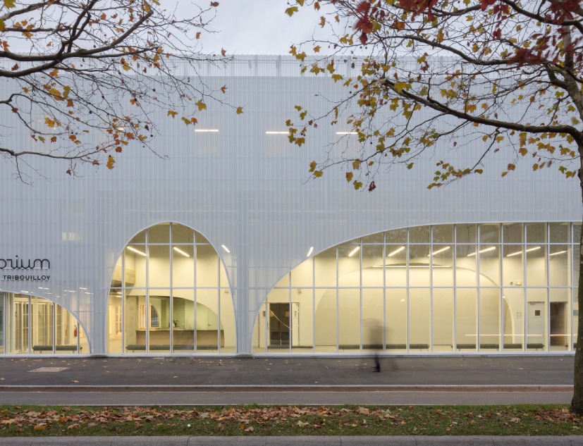 Vista exterior. Auditorio de Bondy y El Conservatorio de canto del coro de Radio France-Bondy por ParcArchitectes. Fotografía © 11h45