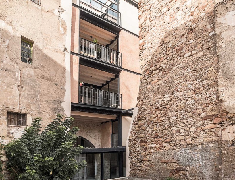 Rehabilitation project of a multi-family building with 8 houses by AVL Arquitectura and Antoni Bou Arquitectes. Photograph by Jerome Rens