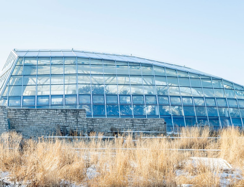 Vista contemporánea (invierno 2020) de la casa de exhibición y base de muros de contención vistos desde el este. Fotografía por Richard Seck