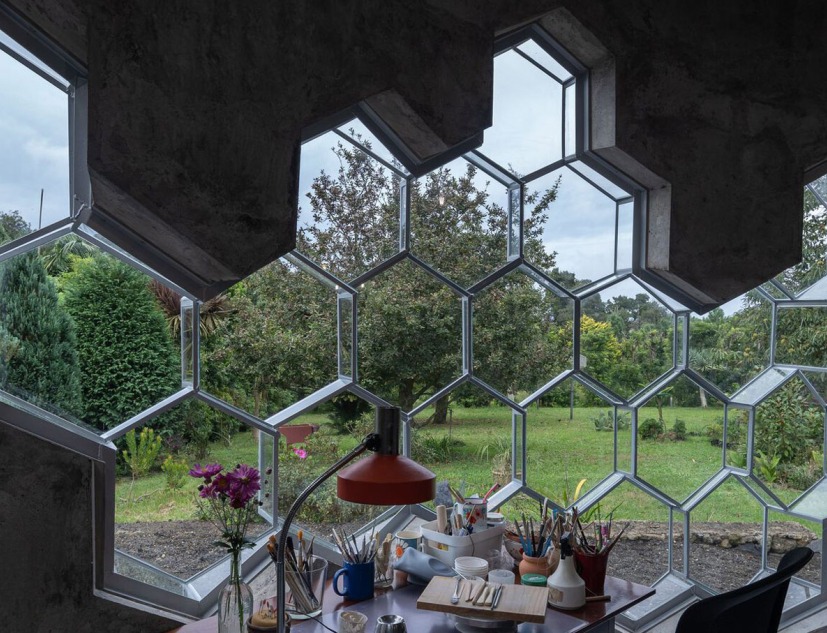 Sculptor studio by Bernardo Rodrigues. Photograph by Paulo Goulart