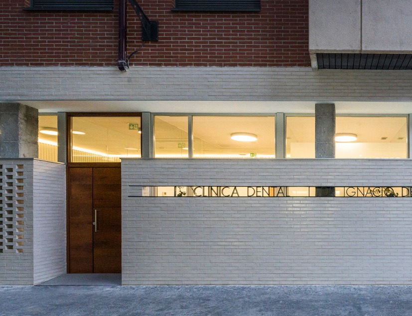 Dental Clinic in Aranda by Estudio Bher Arquitectos. Photograph by Javier Bravo