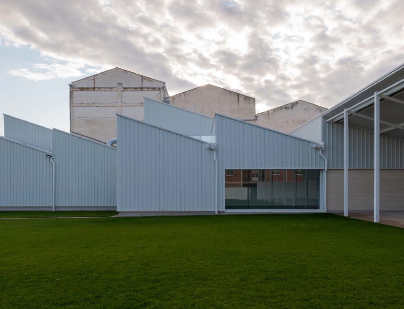 Polideportivo por Blasco Esparza Arquitectos