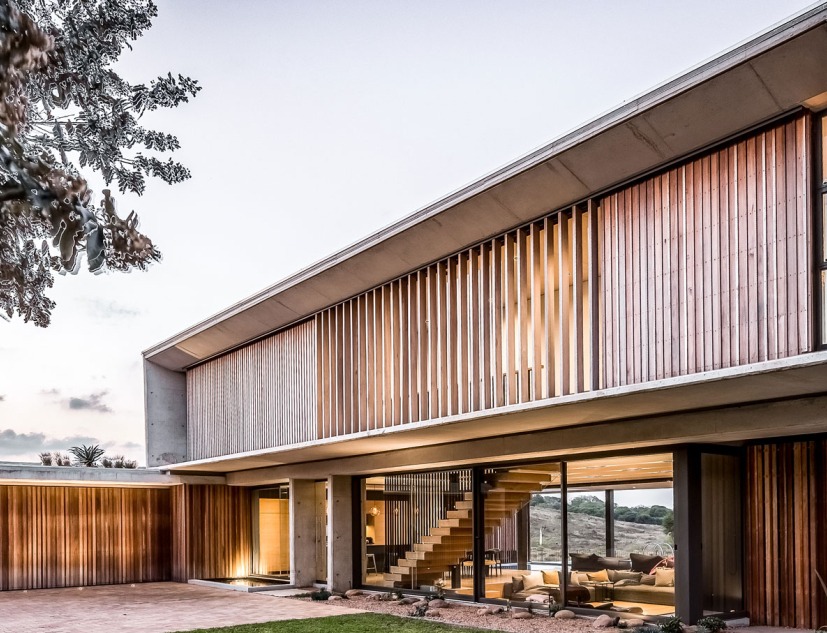 Casa del Bosque por Bloc Architects. Fotografía por Peter Oravecz