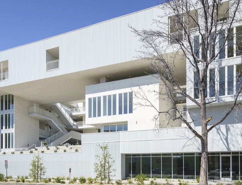 Edificio residencial de uso mixto con 60 viviendas por Brooks + Scarpa. Fotografía por Tara Wujcik