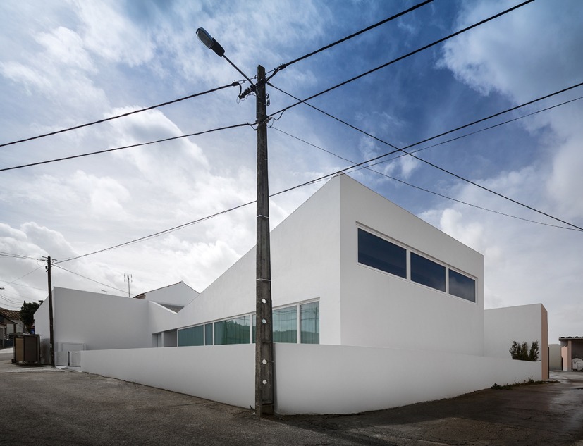 Vista en esquina. Casa Pó por Ricardo Silva Carvalho Arquitectos. Fotografía © FG+SG