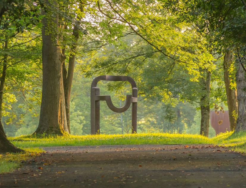 Arco de la libertad (Arch of Freedom) (corten steel, 1993). ©Zabalaga Leku. San Sebastián, VEGAP, 2019. Estate of Eduardo Chillida and Hauser & Wirth. Photo Mikel Chillida