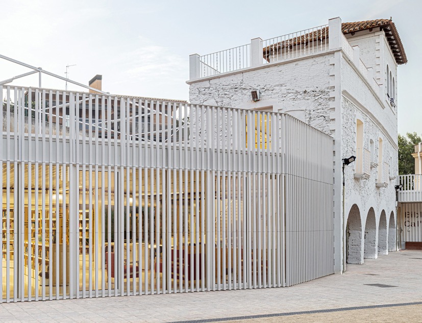 Gardens of the Font del Rector and Ca l'Altisent Library by Col·lectiu Brusi. Photograph by Adrià Goula