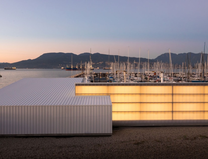 Vista nocturna exterior. Edificio Dock por Michael Green Architecture. Fotografía por Ema Peter